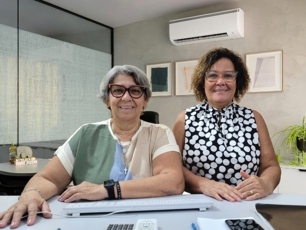 Dra. Liana Vieira e Dra. Aurora Marinho — advogadas previdenciárias no escritório em Itaboraí - RJ